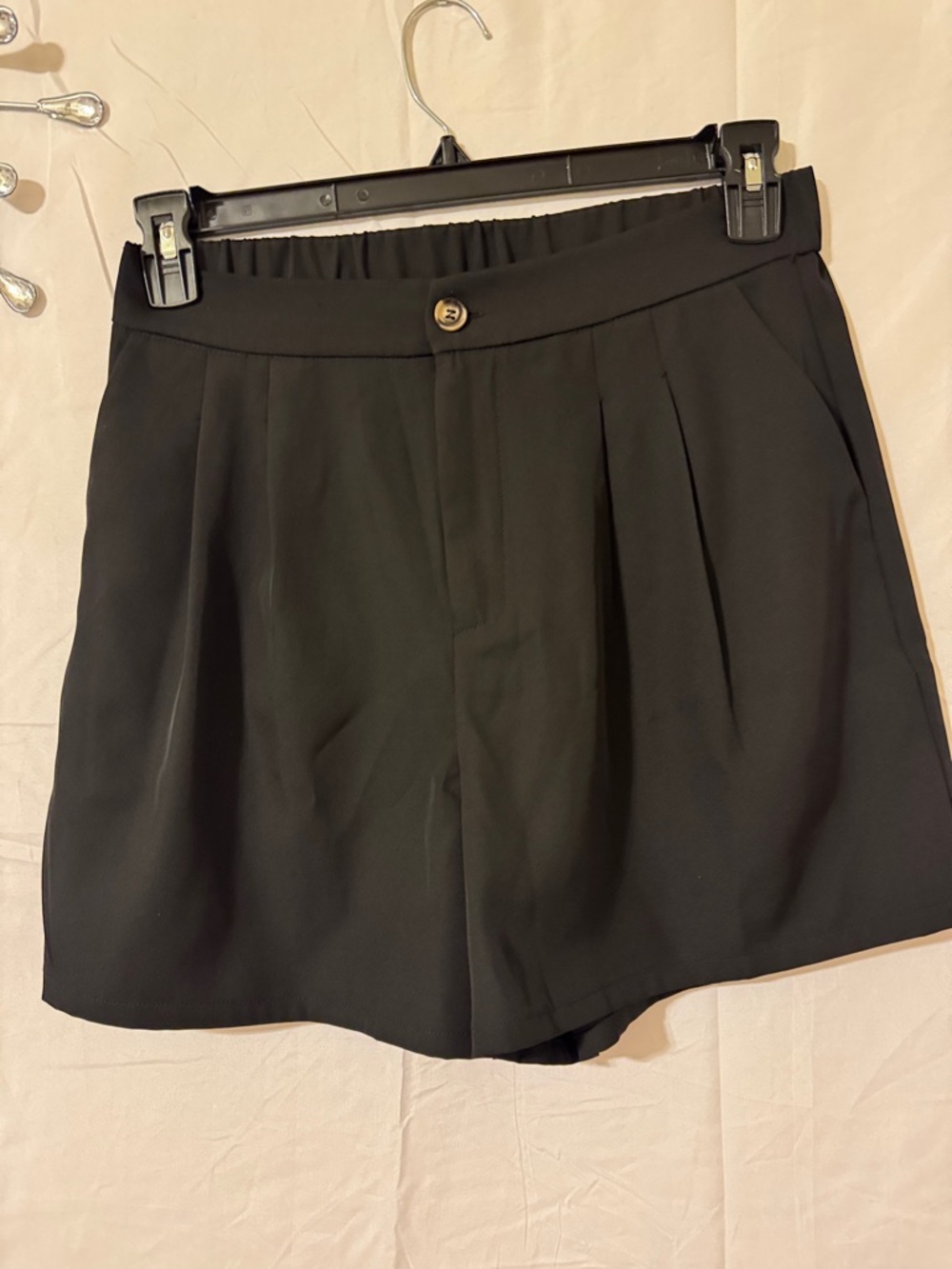 Black Women's Pleated Dressy Shorts Pockets & Elastic Waist in Back Large NWT